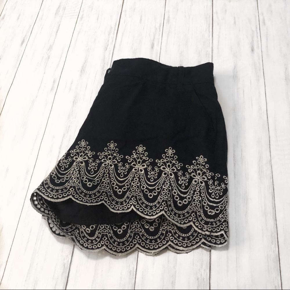🥳HP🥳 CROWN AND IVY shelby scalloped hem shorts